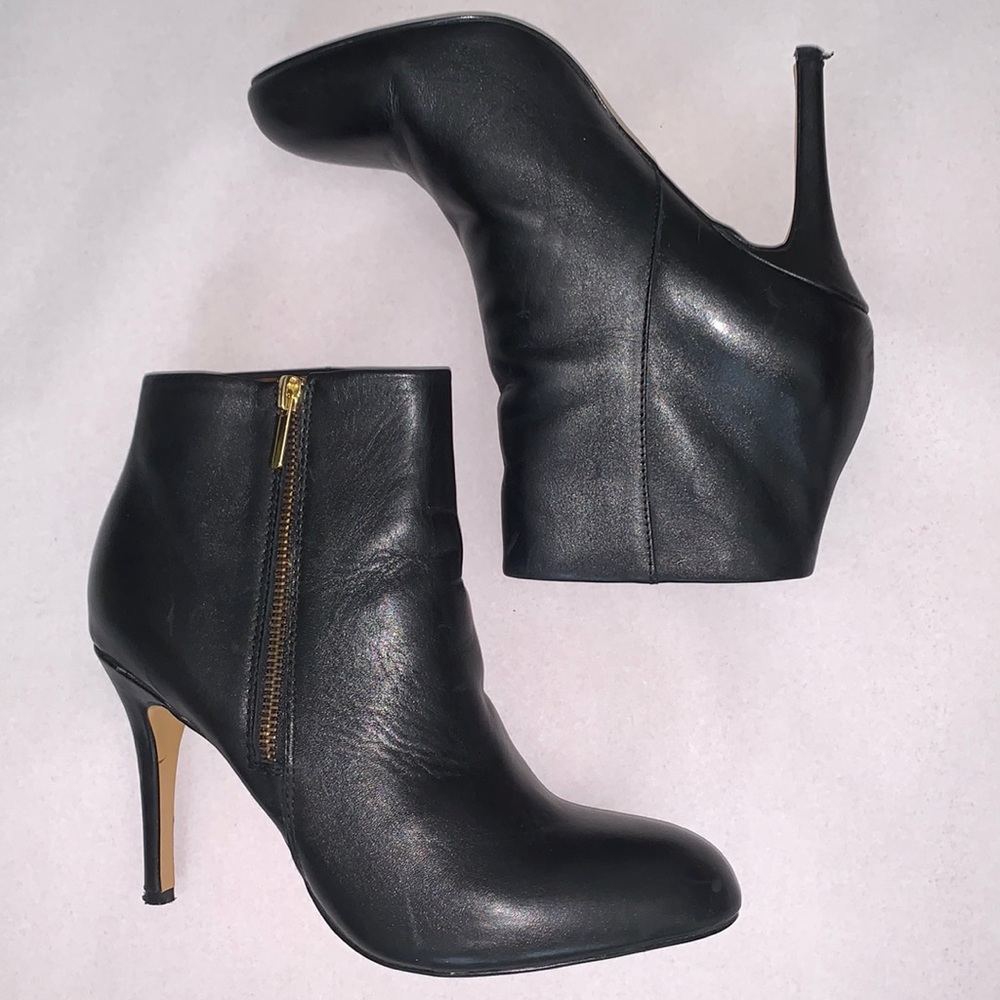 Banana Republic black bootie Sz 10